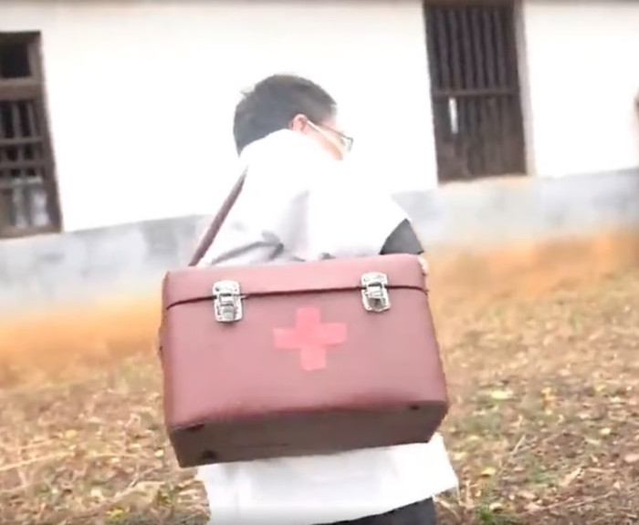 Bác sĩ lùn được vợ cõng đi làm, chữa bệnh cho hơn 2000 người Ảnh 3