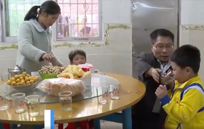 Bác sĩ lùn được vợ cõng đi làm, chữa bệnh cho hơn 2000 người Ảnh 2