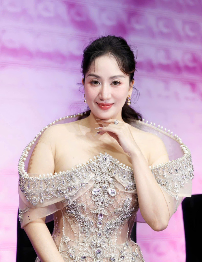 Mẹ 3 con Khánh Thi ngày càng nhuận sắc sau sinh. Ảnh: FBNV