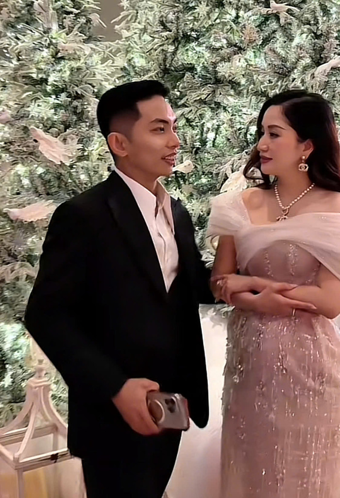 Khánh Thi - Phan Hiển màn quăng miếng hài hước. Ảnh: FBNV