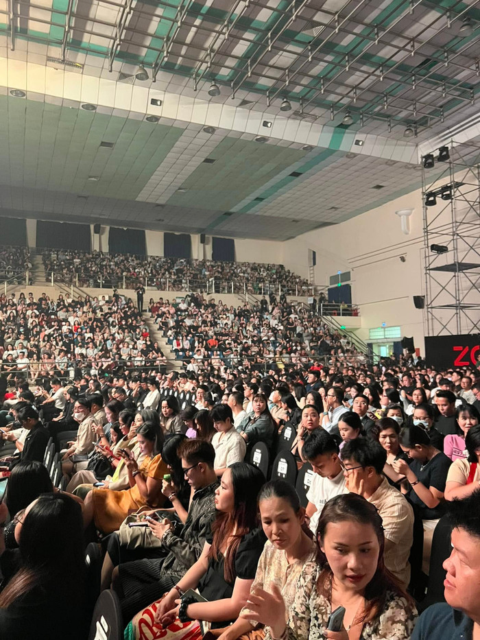 Nhiều khán giả có mặt tại Nhà thi đấu không ngừng xôn xao khi concert của Phan Mạnh Quỳnh bắt đầu trễ hơn thời gian đã thông báo.