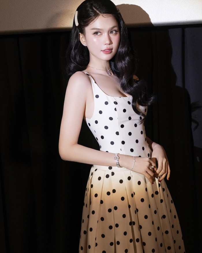 Từ ngày tái xuất màn ảnh rộng, Ngọc Trinh giảm dần tần suất diện đồ 'kiệm vải'. (Ảnh: FBNV)