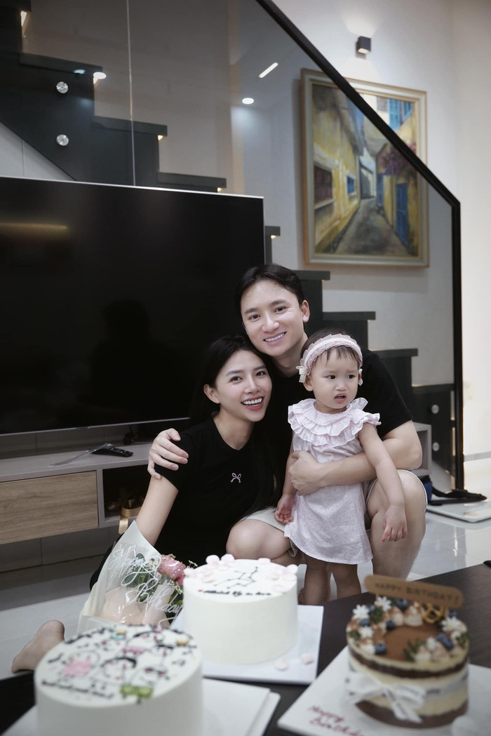 Không chỉ có sự nghiệp thành công, Phan Mạnh Quỳnh cũng đang rất viên mãn trong cuộc sống hôn nhân bên cạnh vợ đẹp, con ngoan. 