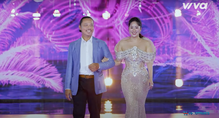 Khánh Thi diện liên tiếp 3 mẫu váy dáng dài, có đường siết eo tôn dáng chuẩn chỉnh. 