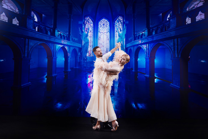 Tường San và bạn nhảy Georgiev Dimitar chọn thể loại nhảy Viennese Waltz để viết nên câu chuyện tình yêu đầy cảm xúc tại đêm thi Standard.