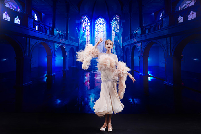 Á hậu chuyển giới Quốc tế Tường San được hai giám khảo kỳ cựu đánh giá cao về mặt visual khi toát ra vẻ đẹp thanh cao, xinh đẹp. 