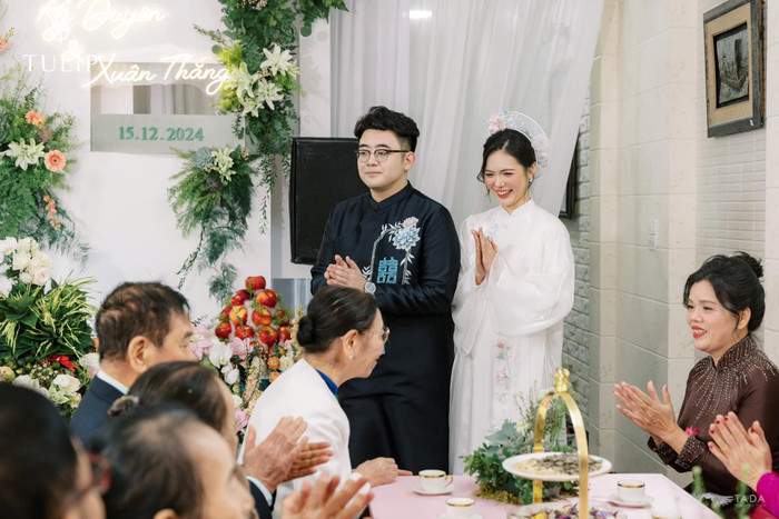 Trong ngày vui, Hoa hậu Kỳ Duyên nở nụ cười rạng rỡ, tình tứ bên cạnh chú rể. (Ảnh: FBNV)