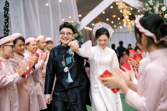 Hoa hậu Kỳ Duyên 'tay trong tay' với chồng trước sự chúc phúc của mọi người. (Ảnh: FBNV)