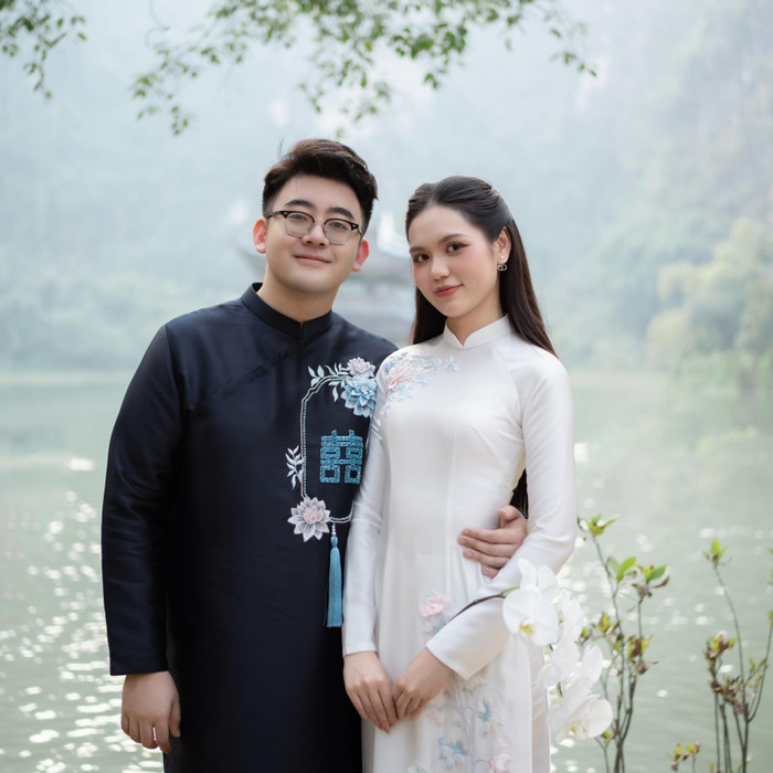 Mới đây nhất, chồng Hoa hậu Kỳ Duyên đổi ảnh đại diện trên trang cá nhân kèm lời nhắn đầy ngọt ngào: 'Chụp với bạn mới. Bạn đời!'.