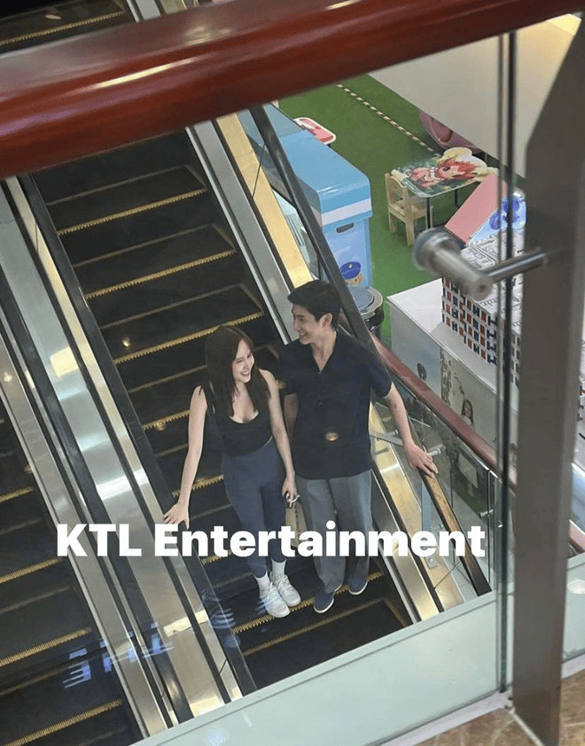 Từ lúc Thiều Bảo Trâm sang Pháp thăm người yêu, một tháng sau 'người qua đường' lại bắt gặp Mathis về Việt Nam thăm bạn gái. Cặp đôi không bịt kín diện mạo, thoải mái đi chơi ở trung tâm thương mại. Ảnh: KTL Entertainment