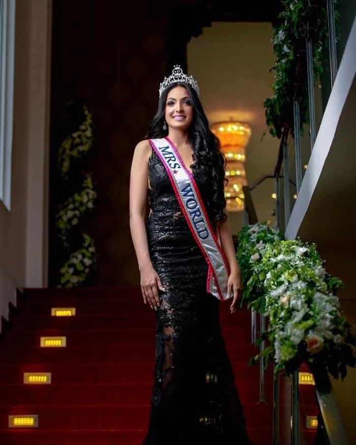 Sau 3 năm, Caroline Jurie vẫn sử dụng cương vị Hoa hậu Quý bà Thế giới 2020 để hoạt động.