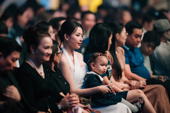 Huỳnh Khánh Vy - bà xã Phan Mạnh Quỳnh và con gái nổi bật dưới hàng ghế khách mời.