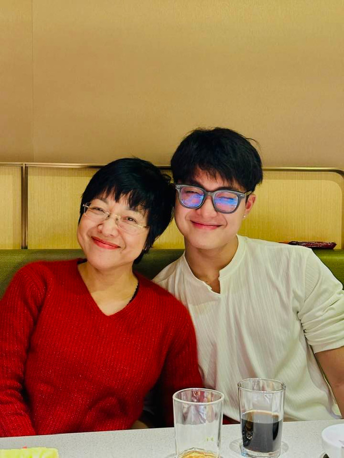 Tít cực quan tâm, yêu thương mẹ. Ảnh: FBNV