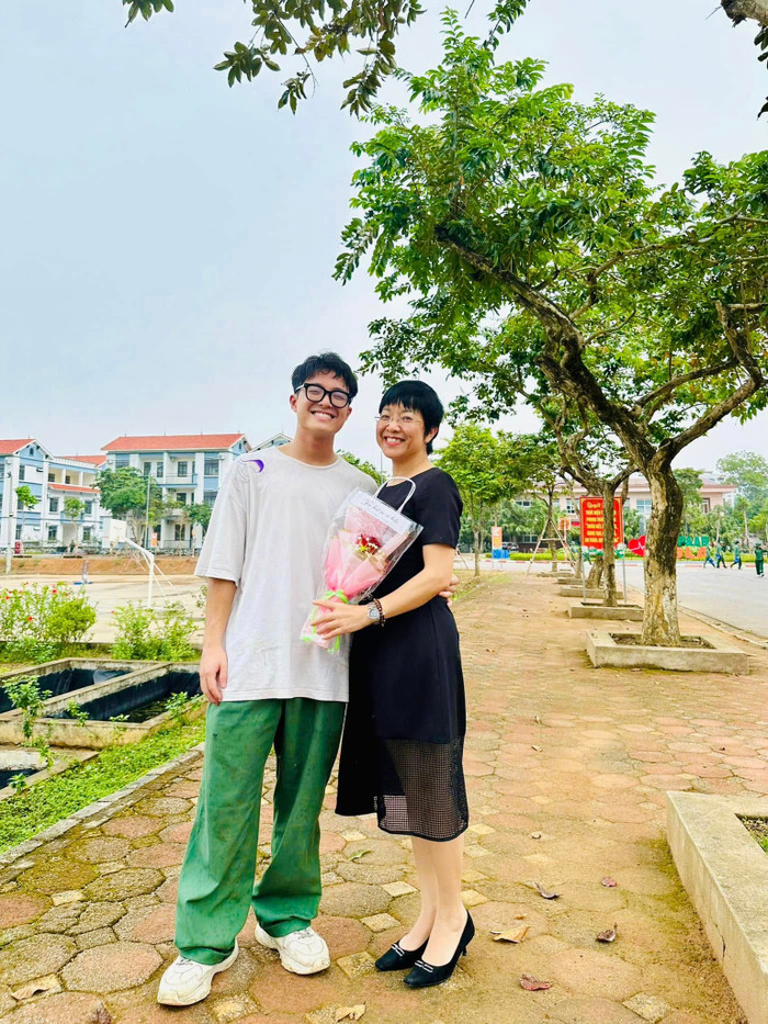 Con trai Thảo Vân ra dáng thanh niên chững chạc. Ảnh: FBNV