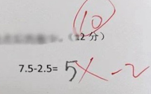 Bài toán '7.5-2.5=5' bị gạch sai, mẹ hùng hổ đi kiện rồi lại muối mặt xin lỗi cô giáo Ảnh 2