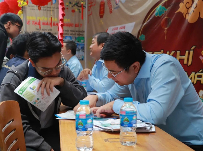 Thí sinh tìm hiểu thông tin tuyển sinh tại ngày hội. Ảnh: LT 