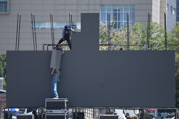 Ngoài sức nóng của 47 nghìn CĐV, Madam Pang còn cho lắp màn hình lớn để người hâm mộ Thái Lan cổ vũ cho “voi chiến”. Ảnh: FAT