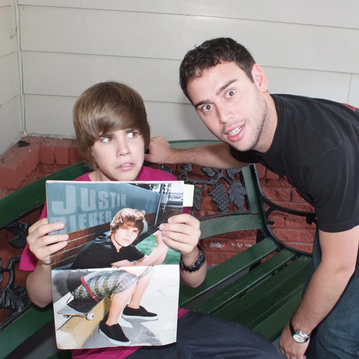 Scooter Braun trở thành quản lý của Justin Bieber sau khi phát hiện ra anh trên YouTube. 