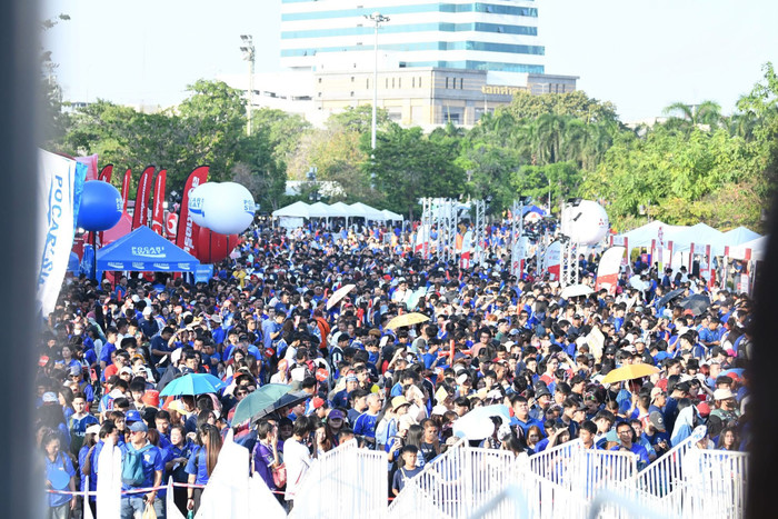 Với 47 nghìn vé được bán, sân Rajamangala chào đón “biển người” đổ về xem trận chung kết. Ảnh: FAT