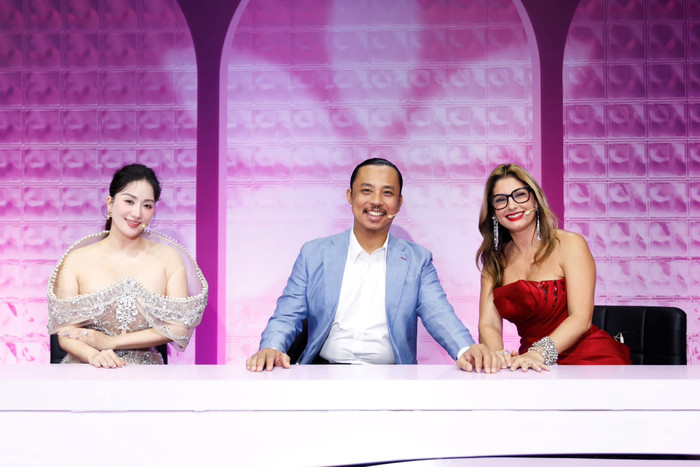 Khánh Thi khoe nhan sắc xinh đẹp khi chụp chung với dàn giám khảo trong đêm thi Latinh của Bước Nhảy Hoàn Vũ. Ảnh: FBNV