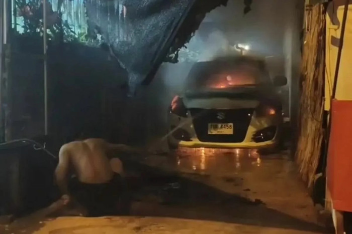 Chiếc xe hơi đậu trong nhà bị lửa thiêu rụi, người chủ bất lực khi biết được 'thủ phạm' Ảnh 1