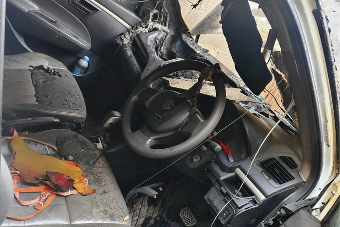 Chiếc xe hơi đậu trong nhà bị lửa thiêu rụi, người chủ bất lực khi biết được 'thủ phạm' Ảnh 2