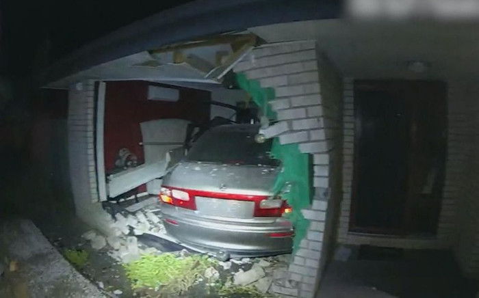 Xe điên lao vào phòng ngủ, vợ chồng chủ nhà thoát chết không tưởng Ảnh 2