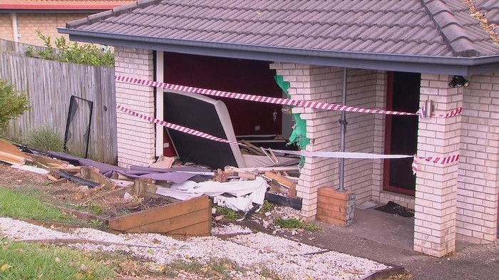 Xe điên lao vào phòng ngủ, vợ chồng chủ nhà thoát chết không tưởng Ảnh 2