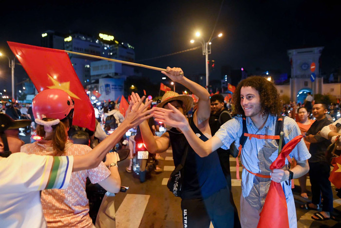 Du khách thích thú trước hiện tượng 'kì  lạ' của người dân Việt Nam.