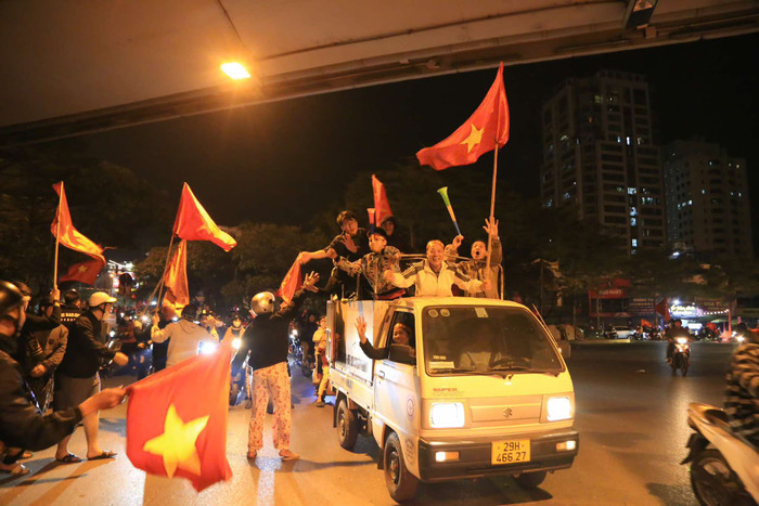 Triệu người dân xuống đường 'đi bão' ăn mừng kỳ tích của Việt Nam trên đất Thái Lan Ảnh 6