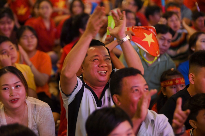 Khoảnh khắc người dân vỡ oà trước chiến thắng nghẹt thở của Việt Nam.