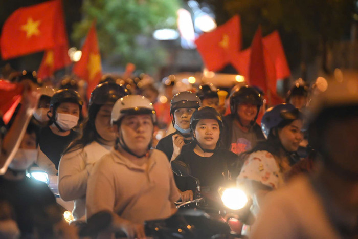 Người dân nhanh chóng đổ ra đường ăn mừng. Hàng chục con phố trung tâm như Nguyễn Huệ, Tôn Đức Thắng, Đồng Khởi… đông nghịt người, xe cộ nhích từng chút một.