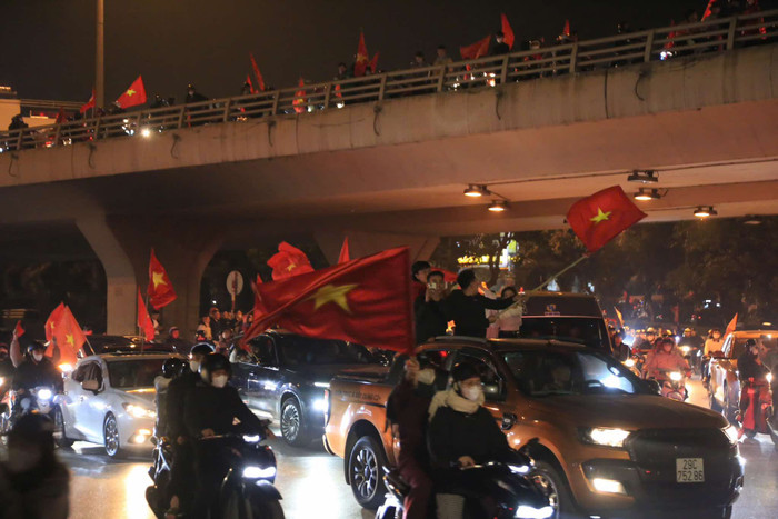 Triệu người dân xuống đường 'đi bão' ăn mừng kỳ tích của Việt Nam trên đất Thái Lan Ảnh 4