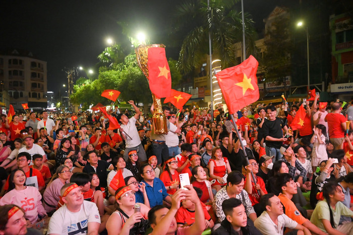 Những chiếc cup được làm bằng giấy của fan hâm mộ một lần nữa đã được giương cao dưới màn hình thi đấu tại Chợ Lớn (Q.6, TPHCM).