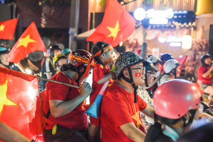 Các em bé nhỏ cũng theo bố mẹ 'đi bão'.