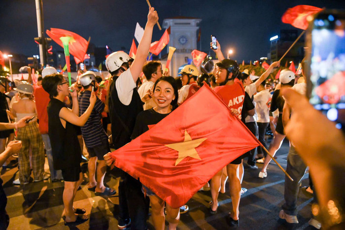 Triệu người dân xuống đường 'đi bão' ăn mừng kỳ tích của Việt Nam trên đất Thái Lan Ảnh 10