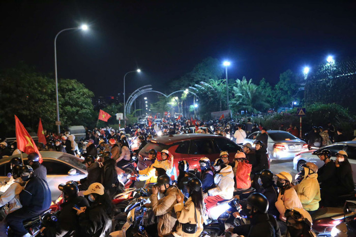 Triệu người dân xuống đường 'đi bão' ăn mừng kỳ tích của Việt Nam trên đất Thái Lan Ảnh 5