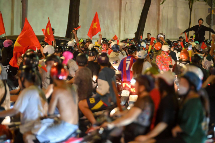 Người dân TPHCM đổ ra đường chung vui ngay sau khi Việt Nam vô địch AFF Cup.