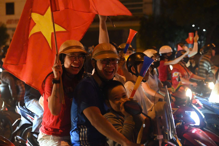 Triệu người dân xuống đường 'đi bão' ăn mừng kỳ tích của Việt Nam trên đất Thái Lan Ảnh 2
