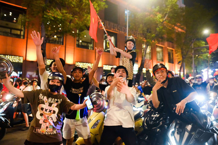 Người dân mang cả xoong nồi ra đường để ăn mừng chiến thắng.