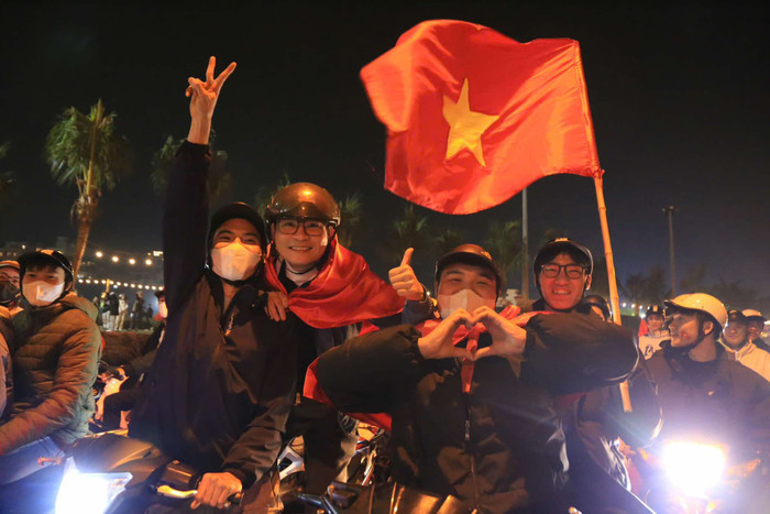 Triệu người dân xuống đường 'đi bão' ăn mừng kỳ tích của Việt Nam trên đất Thái Lan Ảnh 3