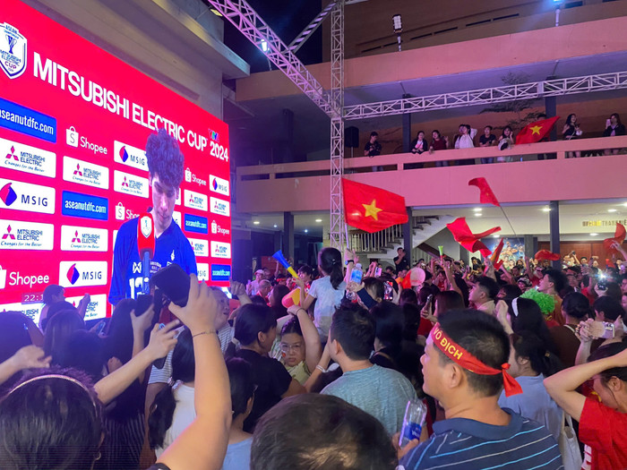 Người dân xem trận đấu tại nhà văn hoá Thanh Niên cũng không khỏi vỡ ào trước thành tích khủng của Việt Nam.