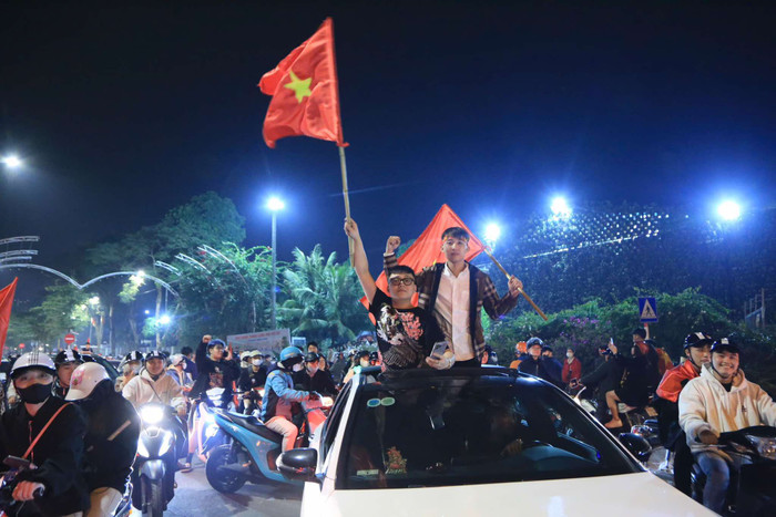 Màu cờ đỏ phủ kín các con đường trung tâm Hà Nội.