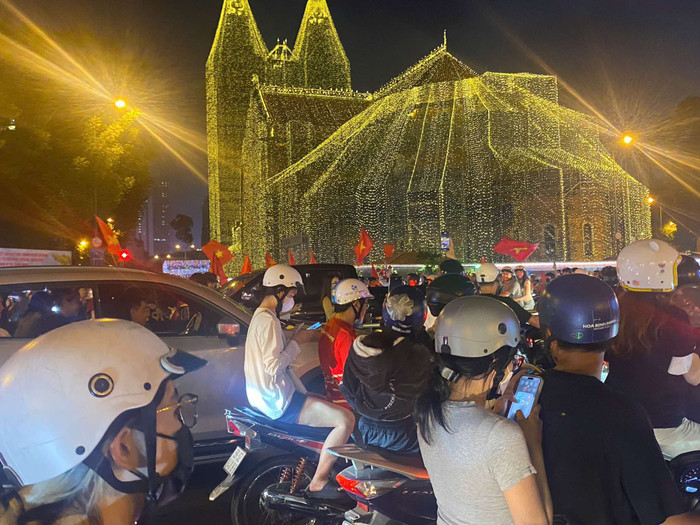 Nhà thờ Đức Bà chật kín người sau trận đấu. Chị Nguyễn Thị Mai (32 tuổi, ngụ Gò Vấp, TPHCM) cho biết đã cùng bạn bè đổ về trung tâm ngay sau khi Việt Nam chiến thắng. 'Một ngày vui như thế này thì tối nay mình thức tới khuya cũng được', chị cười.