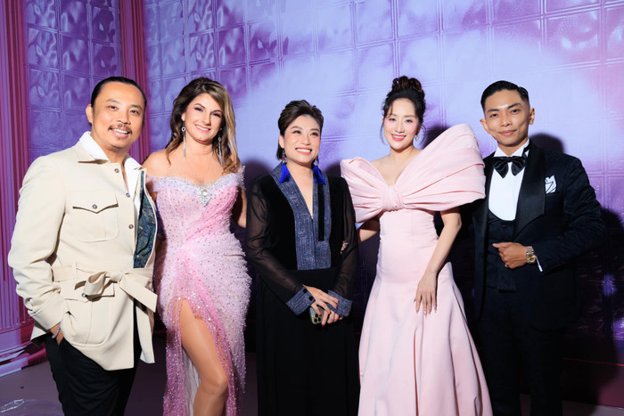 Khánh Thi gây ấn tượng khi diện thiết kế với chiếc nơ to.