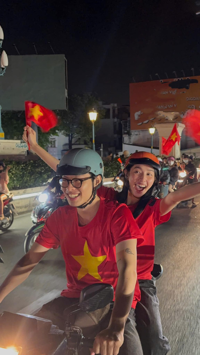 Nàng hậu viết trên trang cá nhân: 'Chị em mình đi bão'.