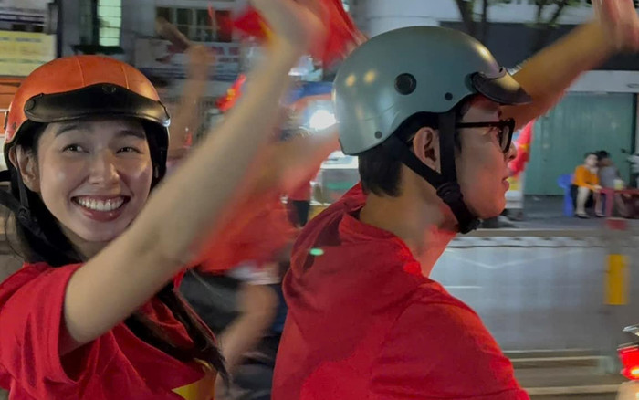 Hoa hậu Thùy Tiên được bạn trai chở 'đi bão' mừng tuyển Việt Nam Ảnh 2