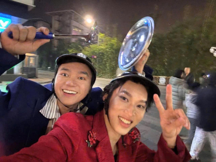 Bùi Công Nam và Kay Trần mang cả nắp nồi để khuấy động bầu không khí.