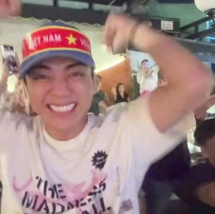 SOOBIN cũng xuống đường 'đi bão' cùng người dân trong trang phục thoải mái.