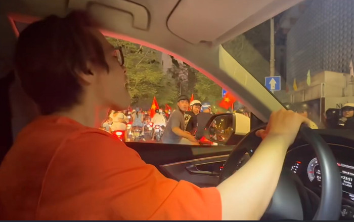Dàn sao Vpop 'đi bão' mừng chiến thắng Việt Nam: Hà Anh Tuấn lái xế hộp, Phương Mỹ Chi gặp sự cố Ảnh 2